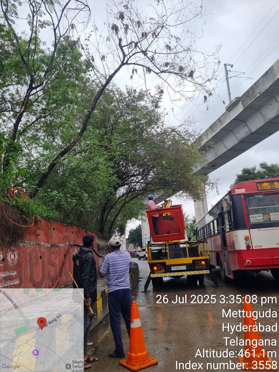 HYDTP's tweet image. #HYDTPinfo
#TrafficAlert
Traffic is moving slowly at Mettuguda RUB due to ongoing tree-cutting work by @GHMCOnline.
#TrafficUpdate