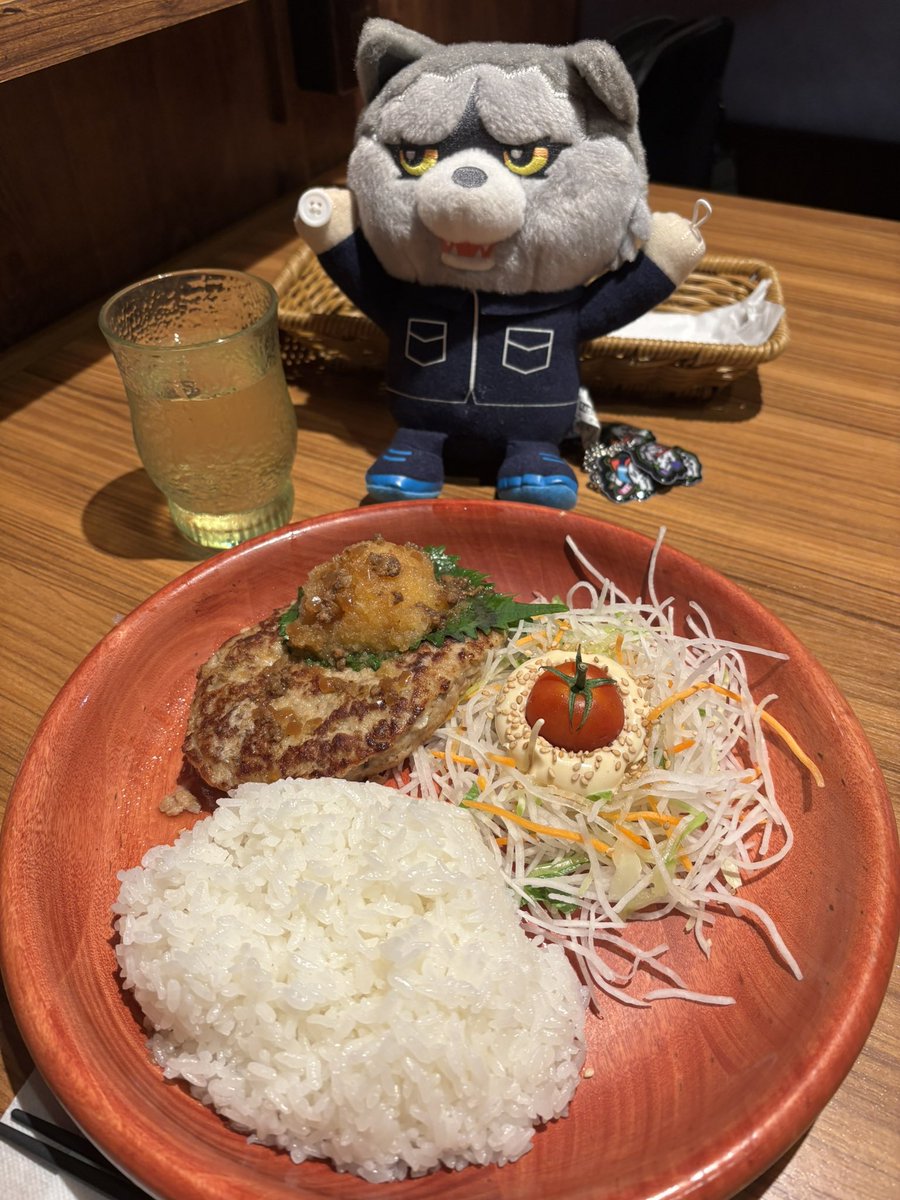 bd85g3's tweet image. 家族でびっくりドンキーへ😋
ピーチパフェも注文🍑娘は苺ミルク🍓