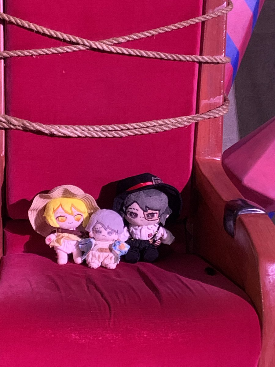 kolkolnet's tweet image. ⚰️「3人で椅子乗ったら飛ばないとかないですか」
🧲「ないんじゃない、僕ら綿しか詰まってないんだもの。せいぜいうたた寝3振りくらいの効果しかないよ。」
📮「:(´◦ω◦`):プルプル」