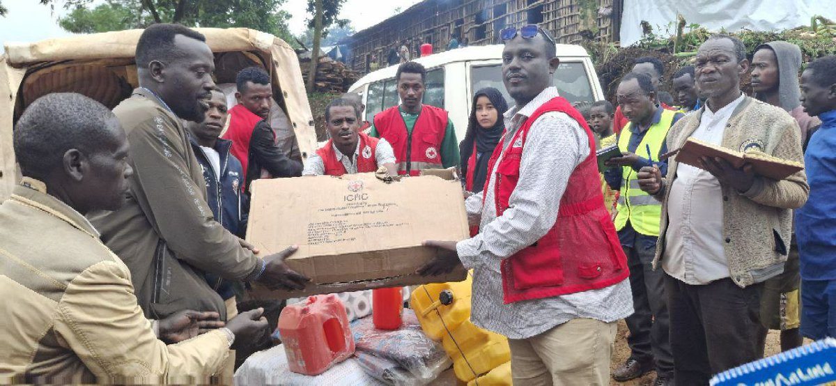 EthioRedCross's tweet image. The #ERCS provided daily necessities to those affected by the #landslide in #SouthAri, Komer community.
Regional branches have shown their solidarity by providing the first round of non-food aid to those affected by the landslide .
Website: redcrosseth.org