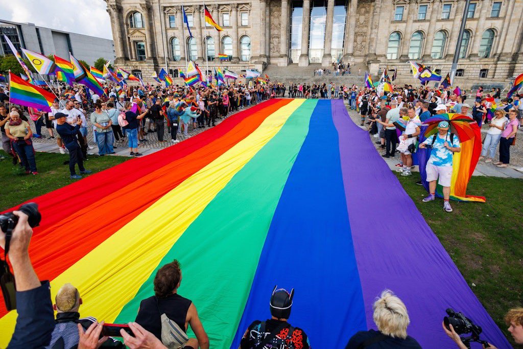kripp_m's tweet image. ⚠️🏳️🌈 Vor Reichstagsgebäude:
400 Quadratmeter Regenbogenflagge ausgelegt
Auf der Reichstagswiese in Berlin haben zwei Aktivistinnen aus der queeren Community gemeinsam mit der Kampagnen-Organisation Campact am Freitagabend eine 400 Quadratmeter große Regenbogenflagge…