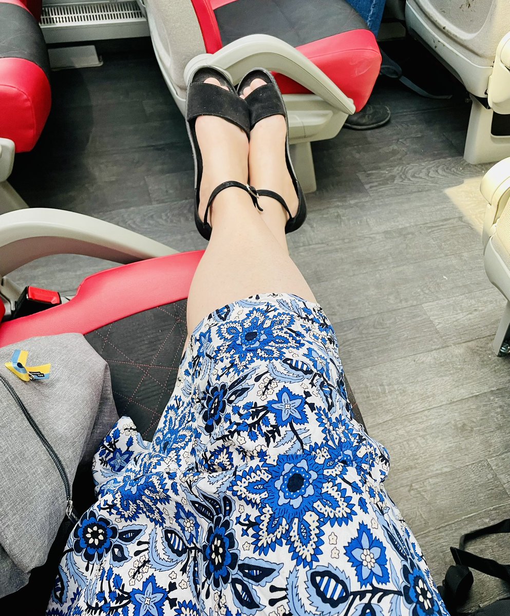 JenniVirtaluoto's tweet image. Back on the bus, questioning my life choices. Why is it that there is always that one idiot who watches videos at full volume with no headphones? Is it morally correct to punch them in the face?