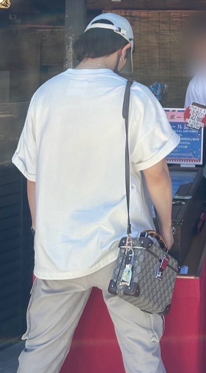 待って、、GUCCIのバックに似つかわしくないお守りついてるの、、、愛