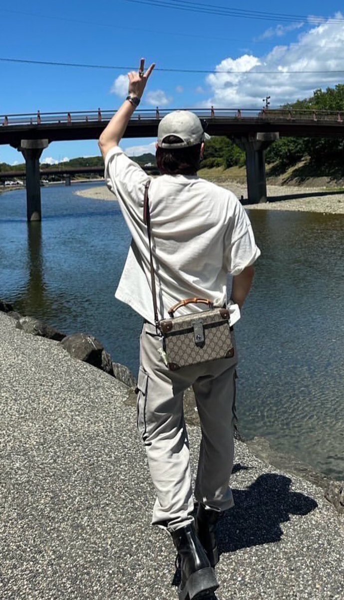 待って、、GUCCIのバックに似つかわしくないお守りついてるの、、、愛