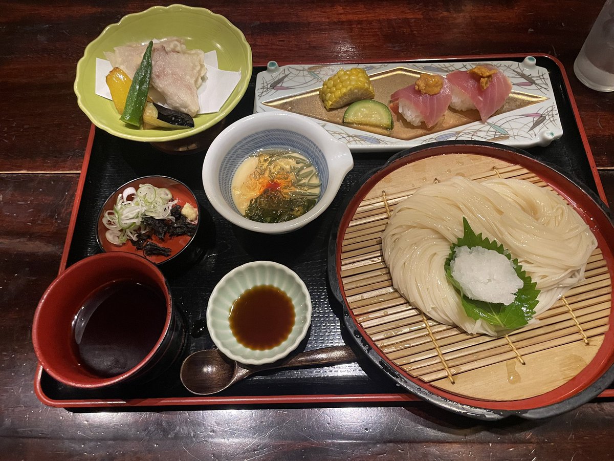 男鹿ロックフェス前夜祭ありがとうございました！👹
赤飯バンドで叩かせて頂きました！
赤飯バンド参加初ライブでしたが、フロアもステージも激アツで最高でしたー！
知り合いも沢山いてメチャクチャ楽しかったー🌾