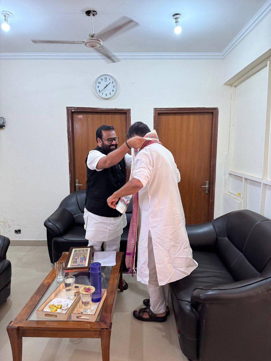 iamajayksinghh's tweet photo. आज नई दिल्ली में भारत सरकार के पूर्व कैबिनेट मंत्री एवं आरा के पूर्व सांसद श्री @RajKSinghIndia जी से उनके आवास पर शिष्टाचार भेंट करने का सौभाग्य प्राप्त हुआ। इस अवसर पर उनसे कायमनगर से कोईलवर रोड तक सर्विस रोड और अंडर पास के बारे में चर्चा हुई साथ ही उन्हें सम्मान स्वरूप भगवान राधा-कृष्ण की एक मधुबनी पेंटिंग भेंट की और उनका आशीर्वाद एवं मार्गदर्शन प्राप्त किया।