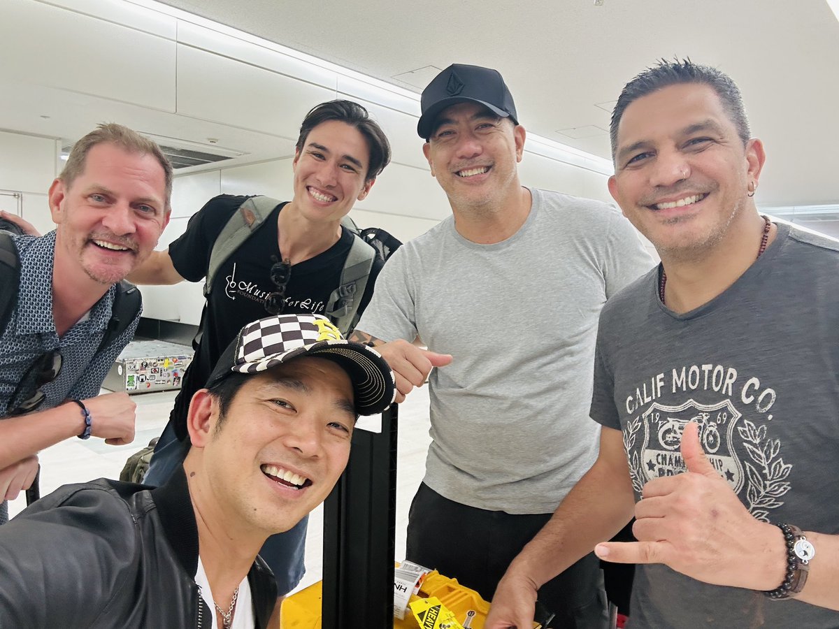 ShimabukuroJake's tweet image. アロハ!チーム・ジェイク、無事に日本に到着しております✈️
フジロック出演は7/27(日)。皆さん、どうぞお楽しみに〜。