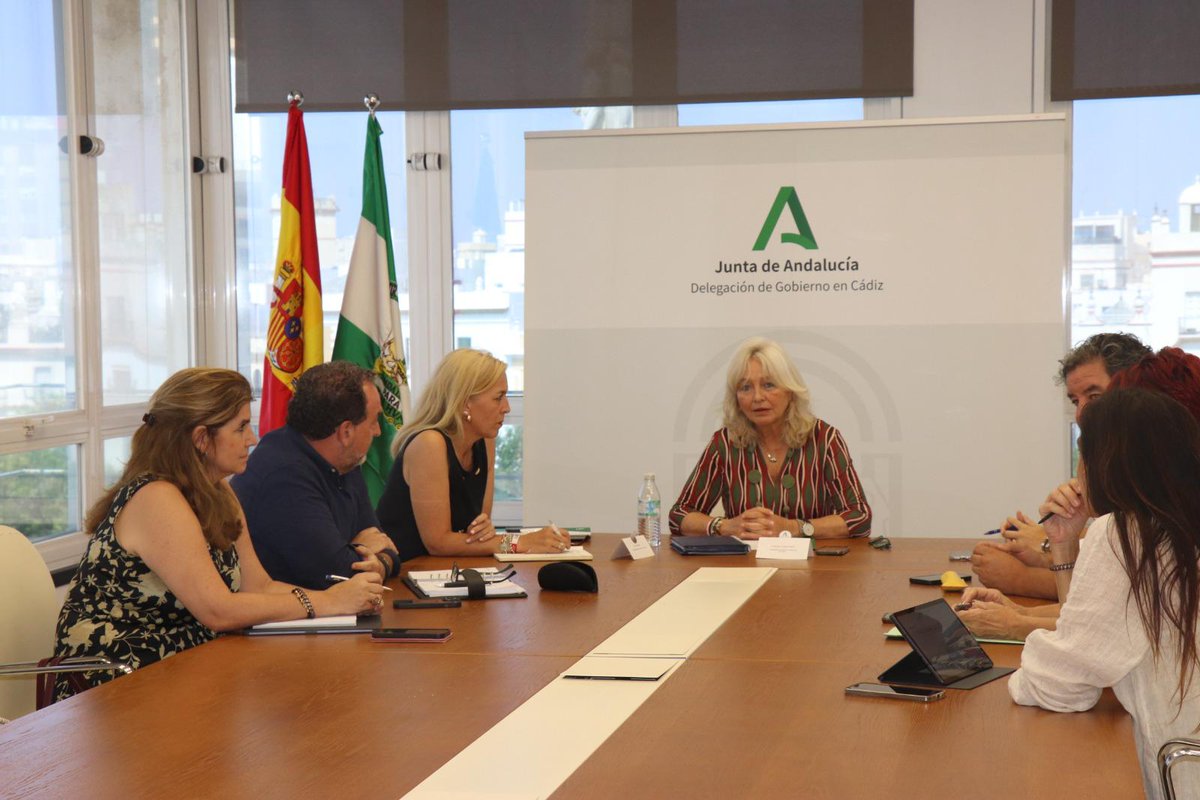🏥La Junta reduce un 29% la lista de espera quirúrgica en la provincia de Cádiz, una cifra que disminuye un 67% para pacientes fuera de plazo

👉La delegada <a href="/MercedesColomb1/">Mercedes Colombo</a>, junto a la DT <a href="/evapajaresr/">Eva Pajares</a>, retoma sus reuniones de trabajo con los seis gerentes del SAS en la provincia