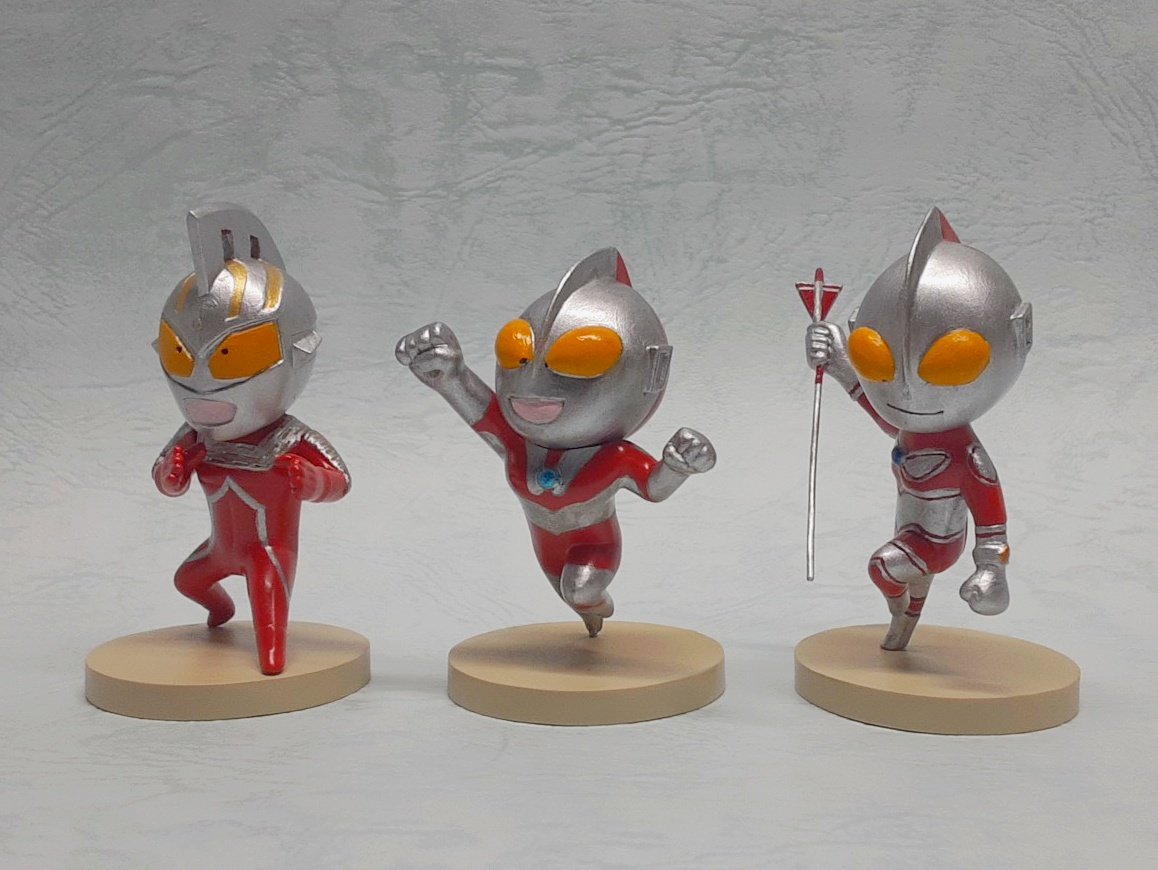 kyon0828's tweet image. #WF2025夏
6-21-09「タペタムスカルプト」
【新】ウルトラデフォルメ 初代セット
¥10,000
全高:約70mm
パーツ数:14点
※3体セット・ベース付属
(未塗装・未組立、レジンキャストキット)
(デフォルメデザイン:まじろさん @Lion_Saniwa)
塗装見本が完成しました! ぜひ見にきてください!🦈
#WF2025S