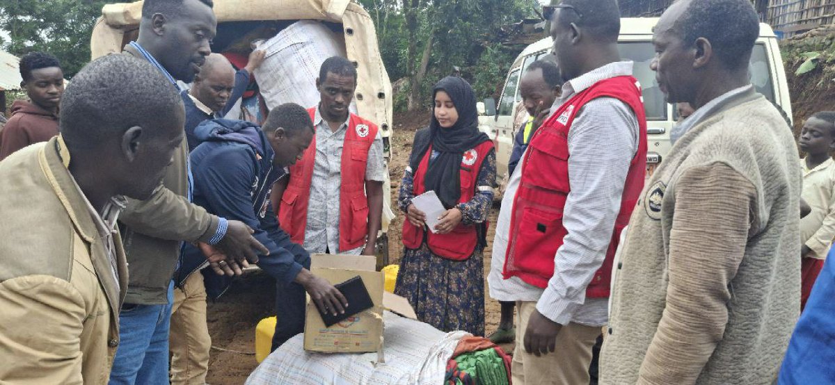 EthioRedCross's tweet image. The #ERCS provided daily necessities to those affected by the #landslide in #SouthAri, Komer community.
Regional branches have shown their solidarity by providing the first round of non-food aid to those affected by the landslide .
Website: redcrosseth.org
