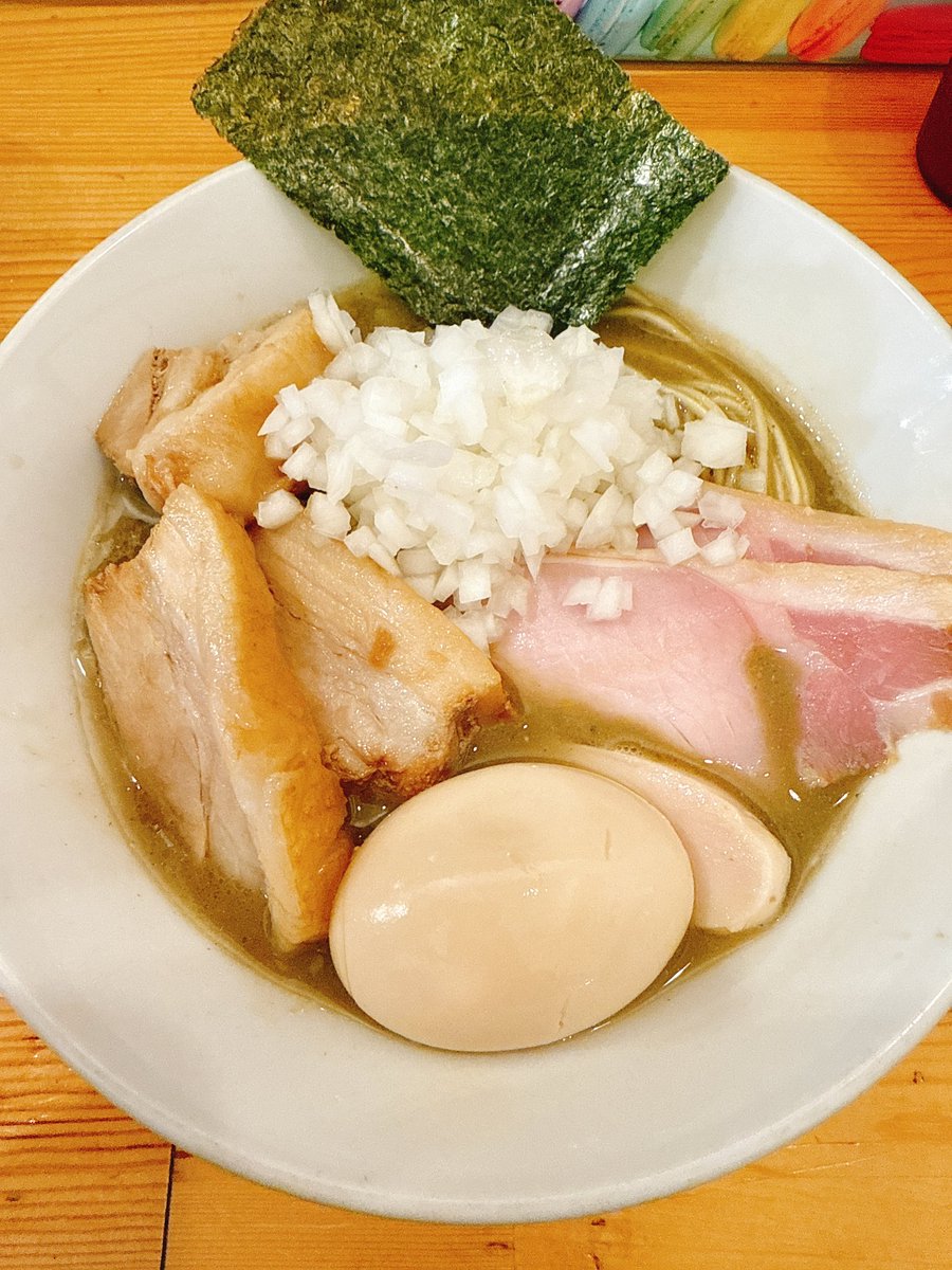 Q3_8686's tweet image. 煮干らーめん 川むら
#らーめんウォッチ麺
#川むら
🍜煮干らーめん（グレー）＋特製＋岩のり＋たまねぎ
🍜和え玉
あのグレーが帰ってきた…
今回は店主さんが言うとおりにほぼ濃厚のグレーなんなら濃厚！！
煮干らーめんらしからぬこの肉祭り
サブちゃんが聞こえる…
塩味控えめな濃厚みたいな文字数