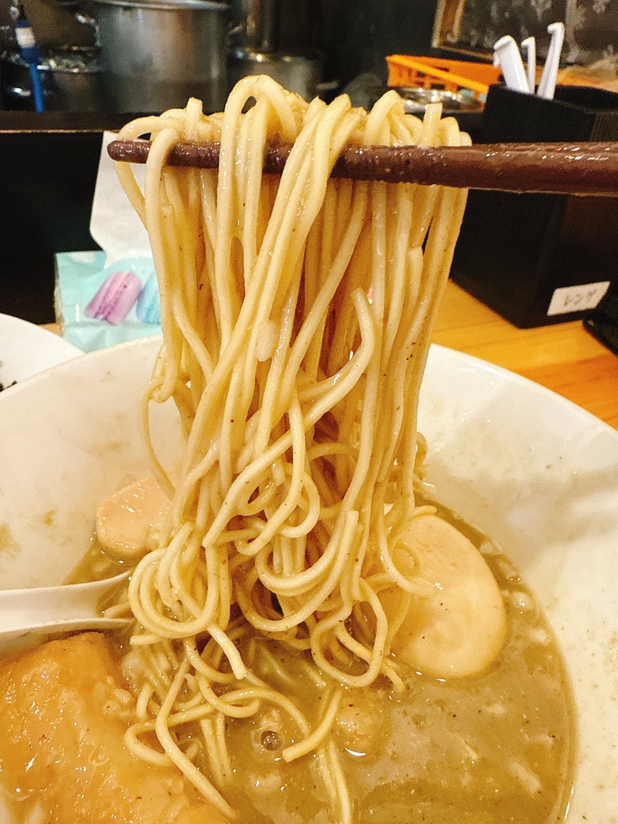 Q3_8686's tweet image. 煮干らーめん 川むら
#らーめんウォッチ麺
#川むら
🍜煮干らーめん（グレー）＋特製＋岩のり＋たまねぎ
🍜和え玉
あのグレーが帰ってきた…
今回は店主さんが言うとおりにほぼ濃厚のグレーなんなら濃厚！！
煮干らーめんらしからぬこの肉祭り
サブちゃんが聞こえる…
塩味控えめな濃厚みたいな文字数
