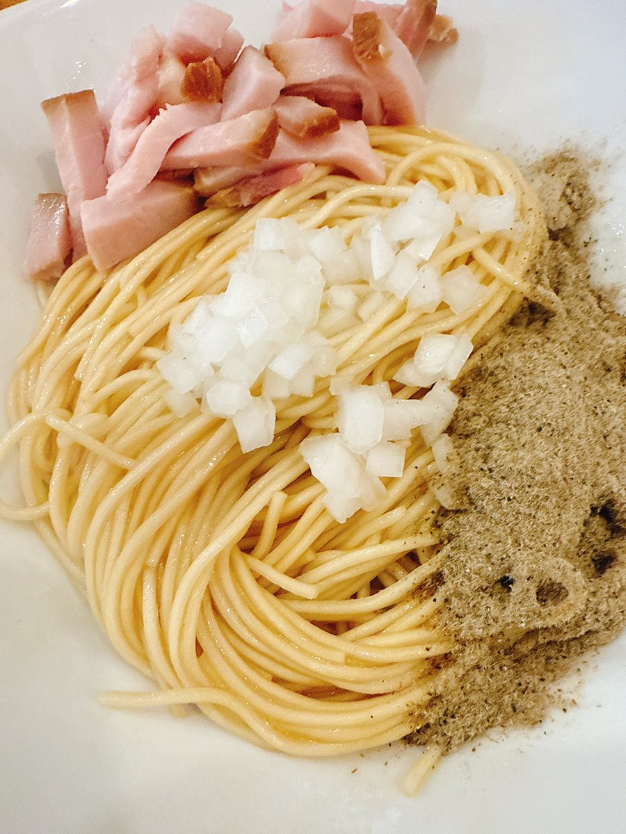 Q3_8686's tweet image. 煮干らーめん 川むら
#らーめんウォッチ麺
#川むら
🍜煮干らーめん（グレー）＋特製＋岩のり＋たまねぎ
🍜和え玉
あのグレーが帰ってきた…
今回は店主さんが言うとおりにほぼ濃厚のグレーなんなら濃厚！！
煮干らーめんらしからぬこの肉祭り
サブちゃんが聞こえる…
塩味控えめな濃厚みたいな文字数
