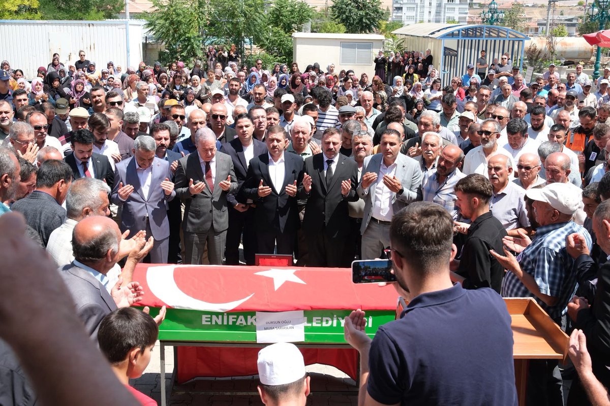 yenifakilikymkm's tweet photo. Dün meydana gelen trafik kazası sonucu hayatını kaybeden  Belediye Başkanımız Musa SARIASLAN için, Yenifakılı Belediye binası önünde cenaze töreni düzenlendi. https://t.co/vxTIwSQOgR