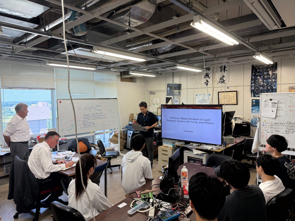 yui_tsukuba's tweet photo. 先日、オハイオ州立大学(OSU)の教授であるJohn Horack氏とDavid Williams氏が来訪しました。
お二人は去年の留学でもお世話になっており、今年留学する学生たちも挨拶をすることが出来ました
#CubeSat #OSU #Buckeyes https://t.co/fAWxqFXZpL