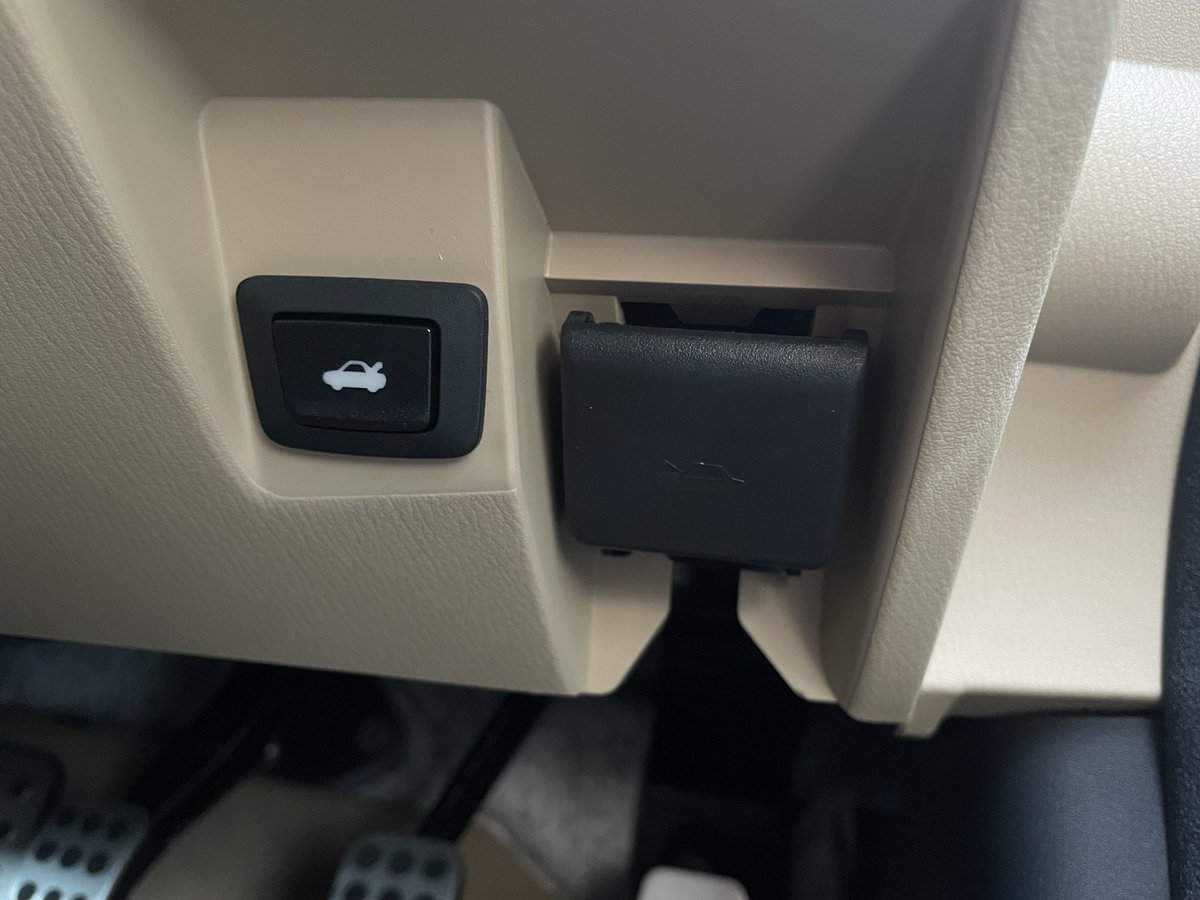 ロードスターND 2かららしいけど、
ポン付けでトランクスイッチ増設できると聞いて

トランク下のスイッチ探すのに塗装面を触るから、傷とか手が汚れるのが気になってた

まさかフェイクカバーに端子？を指してるとは🫢

車内にスイッチあると楽ちん👍