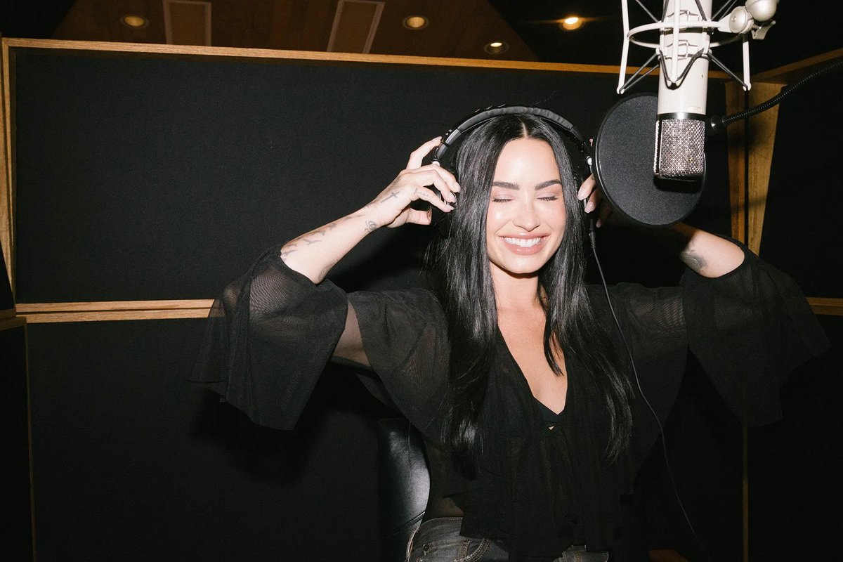 justcatchmedemi's tweet image. YouTube Music has introduced monthly listener counts for artists, aligning with platforms like Spotify. Currently, Demi Lovato reaches 107 million monthly listeners, with Heart Attack surpassing 1.4B streams.
