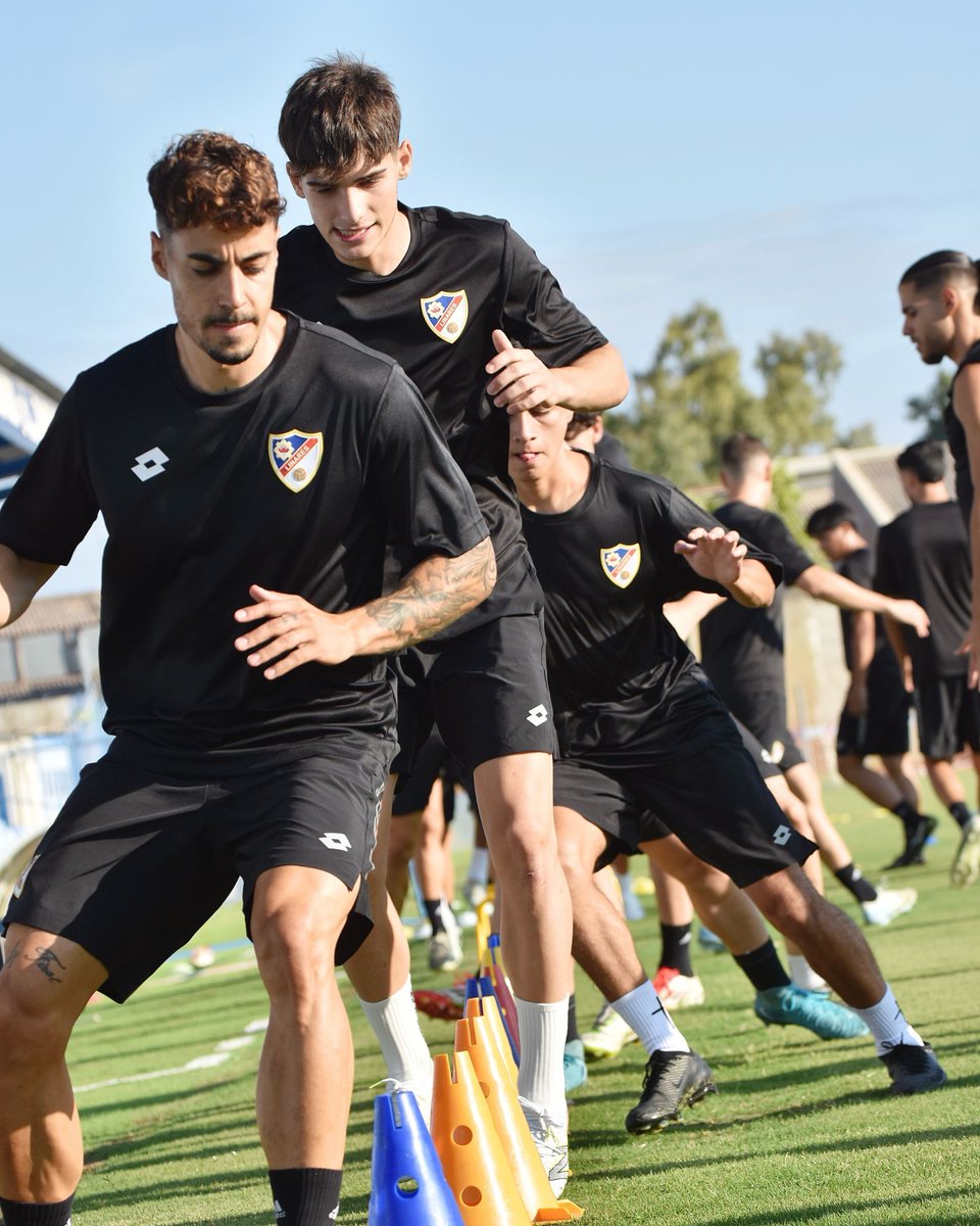 Sábado de 𝐄𝐍𝐓𝐑𝐄𝐍𝐀𝐌𝐈𝐄𝐍𝐓𝐎 en Linarejos. ⚽️✅

¡En nada tenemos los primeros partidos de la #PretemporadaAzulilla! 😏

#EsLoQueEres 💙