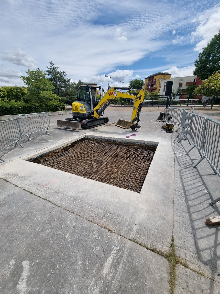 MA_Jamet's tweet image. Début de l’aménagement de la sculpture monumentale @RReveilhac financée @AggloSeineEure dans le cadre du BHNS qui @valdereuil_info s’installera devant la station de bus au bas des Chalands entourée d’un jardin.