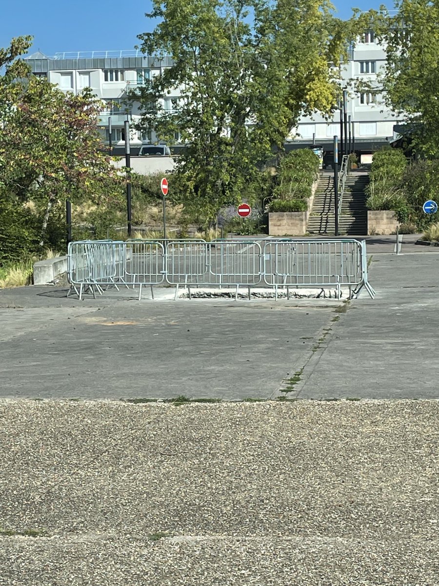 MA_Jamet's tweet image. Début de l’aménagement de la sculpture monumentale @RReveilhac financée @AggloSeineEure dans le cadre du BHNS qui @valdereuil_info s’installera devant la station de bus au bas des Chalands entourée d’un jardin.