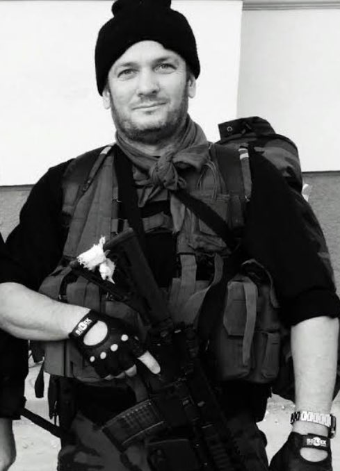 TrBirilerivar's tweet image. Keskin nişancı bir Özel Harekatçıydı. Konya'da görev yapıyordu. "Arkadaşlarım orada şehit olurken, ben burada duramıyorum" diyerek, kendi isteğiyle Hendek Operasyonları için Güneydoğu'ya gitti.
Şehit PÖH Ramazan AKYÜREK!
Unutma