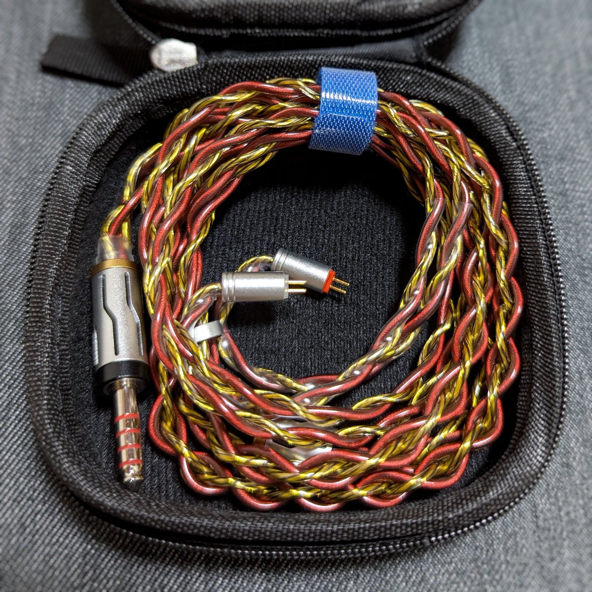 GY HIFI-372が届きました！
ケーブルに造詣が深いとーじさん（<a href="/toji0902/">とーじ</a>）プロデュースの1本です😎
導体は7NOCC + 単結晶銅金メッキ + グラフェンで、トレンド感がありますね
赤い絶縁体が特徴的な新世代ロジウムメッキプラグが目を引きます👀✨
色んなイヤホンで試してみます！