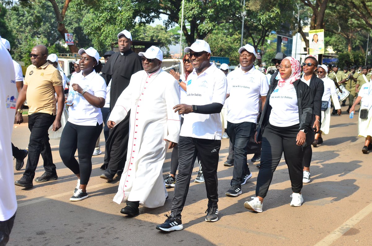 cbsfm_ug's tweet image. Ssaabasumba w’essaza ekkulu erya Kampala His Grace Paul Ssemoogerere akulembeddemu abantu ba Katonda mu kutambula okw’okusonda ensimbi ez’okudduukirira Nsambya babies Home.
Fundraising Charity Walk yetabiddwamu ssenkulu wa @CentenaryBank Omuk. Faibian Kasi n’abaweereza, ba Msgrs.…