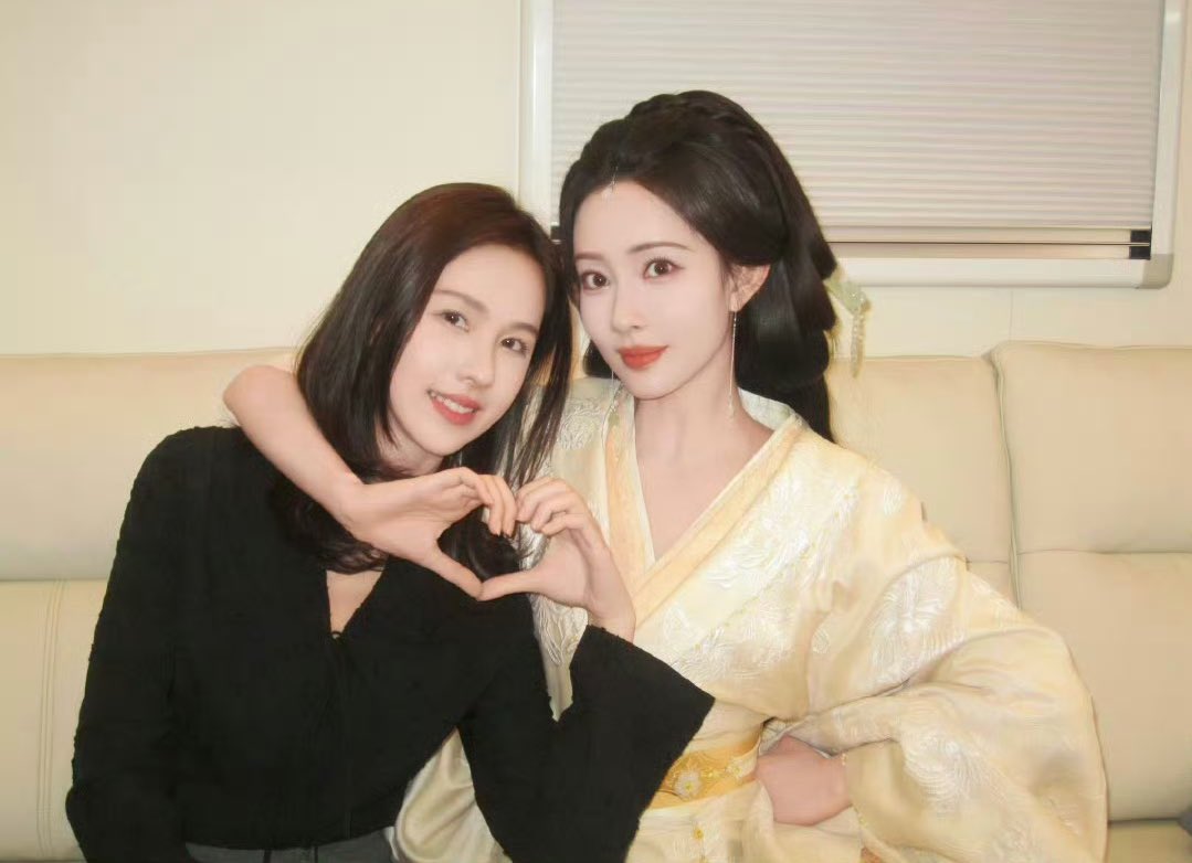 chenduling1018's tweet image. #ChenDuling and #MengZiYi met in this drama and became friends since that time. Now they support each other 🫶
Them in drama. Them in real life
