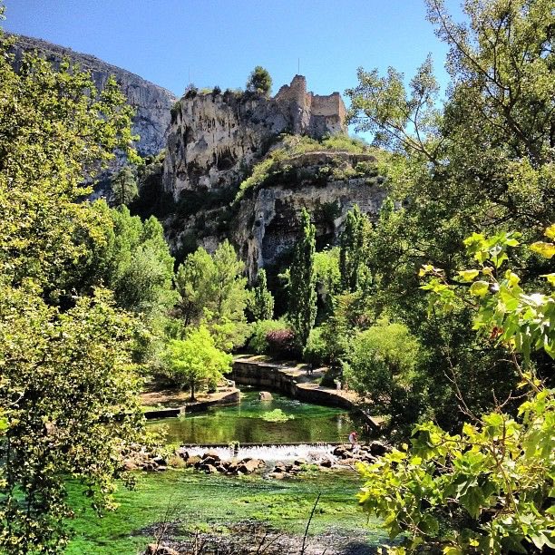 “Chiare, fresche e dolci acque…”
—Francesco Petrarca

 #ViaggiDAutore a #SalaLettura 

Fontaine de Vaucluse -Provence