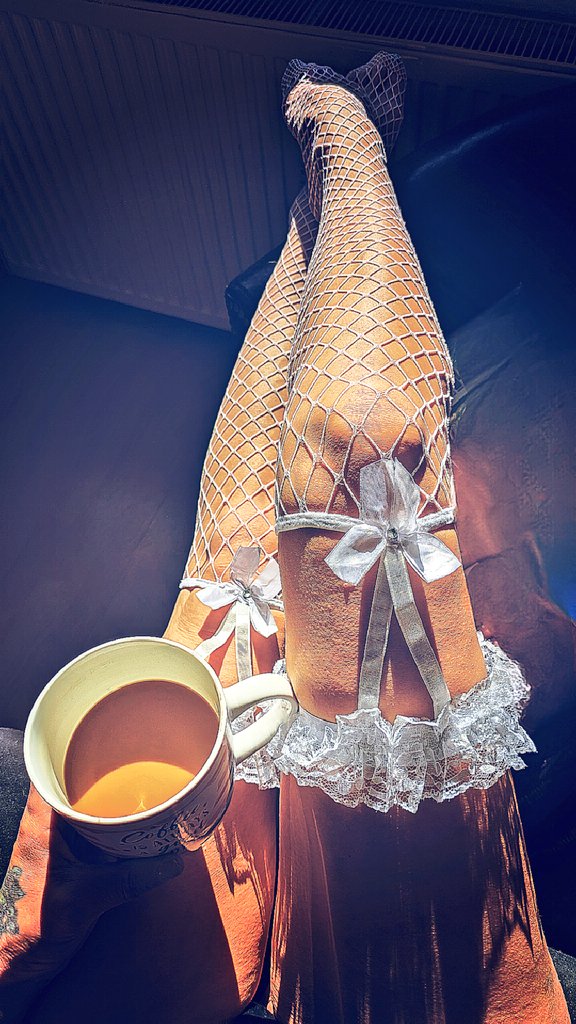 Schönen Samstag ihr Lieben &amp; einen schönen #StrümpfeSamstag noch dazu ☕😊

Kaffee ? Kaffee ! = #KaffeeSex

Wie schaut euer Samstag heute so aus, eher gemütlich oder aktionsreich ?
Da es hier recht herbstlich ist &amp; mir der Schädel brummt wie ein Brummkreisel, wird hier heute