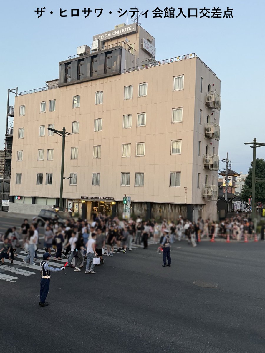 ibarakipolice's tweet image. 【水戸偕楽園花火大会】
千波湖周辺の混雑状況です。
現在千波湖周辺は歩行者が多くなっています。
係員や警察官等の誘導に従ってご通行下さい。花火大会が事故無く開催できるよう皆様のご協力をお願いいたします。
＃水戸偕楽園花火大会　＃混雑　＃千波湖花火