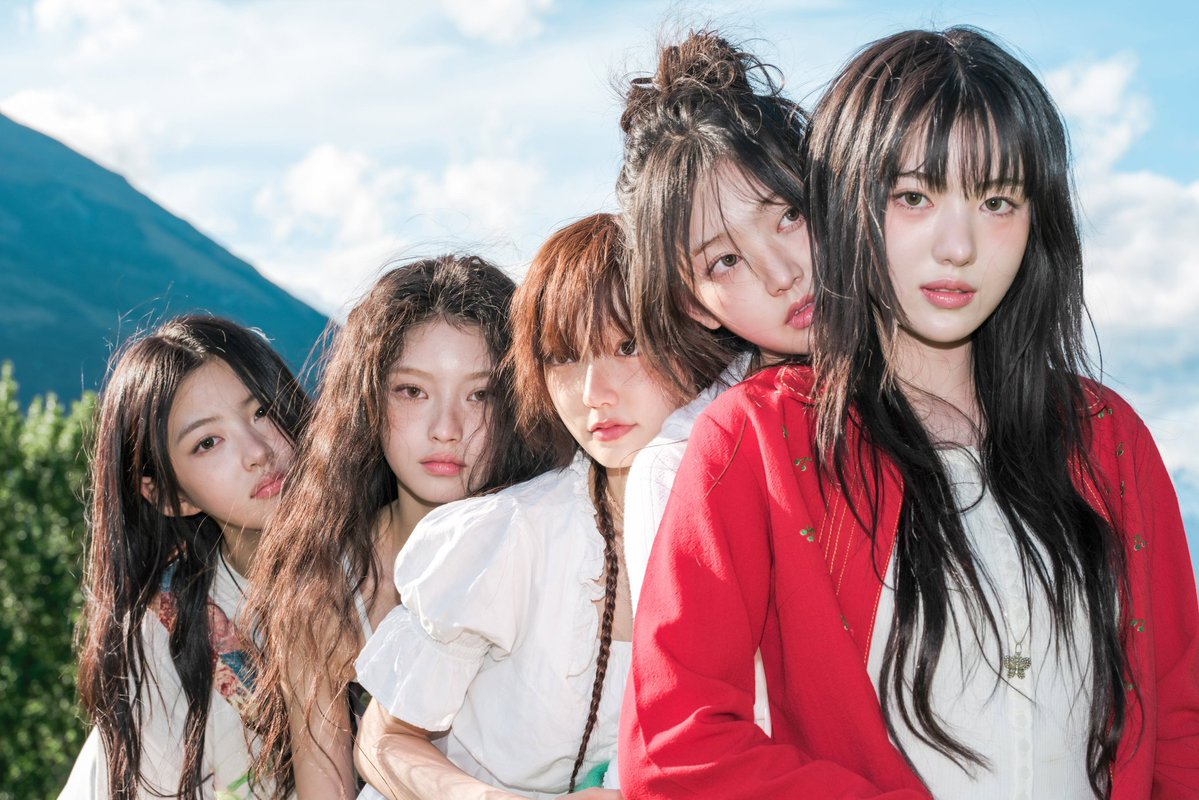 theH2HGLOBAL's tweet image. .@Hearts2Hearts is expected will have Special Collaboration with KiiiKiii.
They will perfom 'Twinkle Twins' at SBS Gayo Daejeon tomorrow.