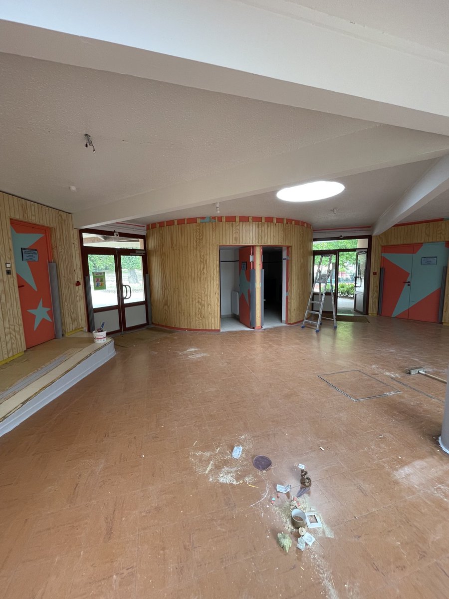 MA_Jamet's tweet image. Les travaux pour rendre le hall de l’école maternelle des Dominos @valdereuil_info plus accueillant pour les petits (et les grands) plus moderne pour les parents plus fonctionnel pour les enseignants et agents dureront tout l’été. À la rentrée !