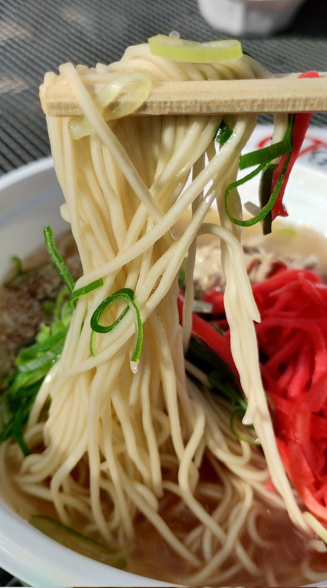 mzkatz1413's tweet image. 日本平夜市。
元祖◯濱屋さん。ポールゲットです。
基本のマルハマラーメン。
麺はかためで。
あっさりした豚骨スープ。
紅生姜が好きなんだよね。
熱中症対策。塩分補給です。
新作の赤いマルハマもありました。