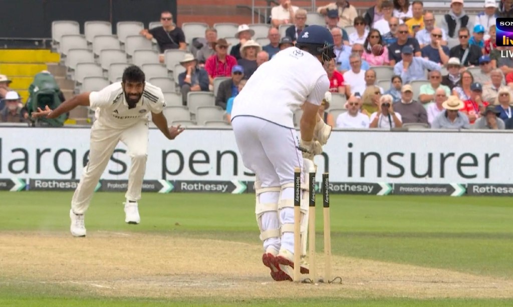 Oxygen18_'s tweet image. Baap of tailenders Jasprit Bumrah is on charge.
Bumrah is clearing the tail now 馃グ