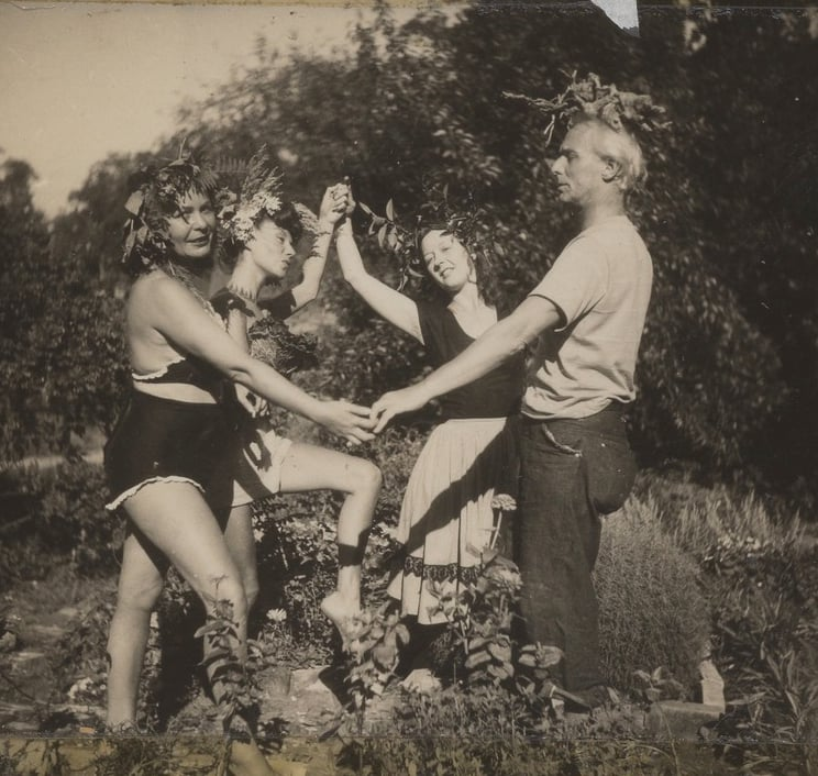twistopherrobin's tweet image. #Photography #Monochrome #RobertMotherwell Lucia Wilcox, Maria Motherwell, Dorothea Tanning, and Max Ernst (1945)