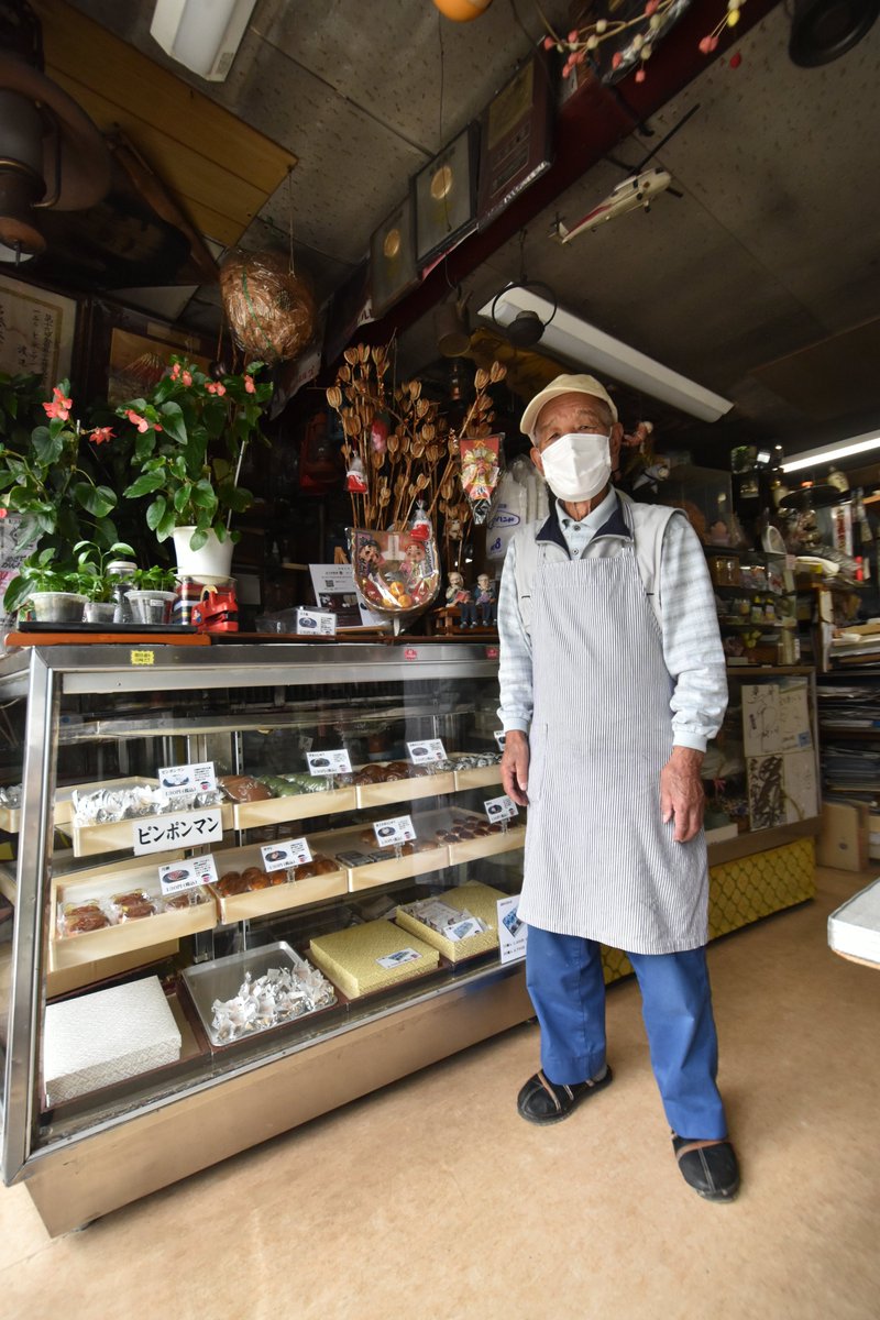 scare_skull's tweet image. 和洋菓子「金太郎」にて、「ピンポンマン」をいただいてきた。白あんをケーキで包んで、ホワイトチョコをかけた掌サイズの可愛いお菓子。店内は店主が集めたレトロコレクションで溢れている。沢山楽しいお話を聞かせていただき、ありがとうございました!