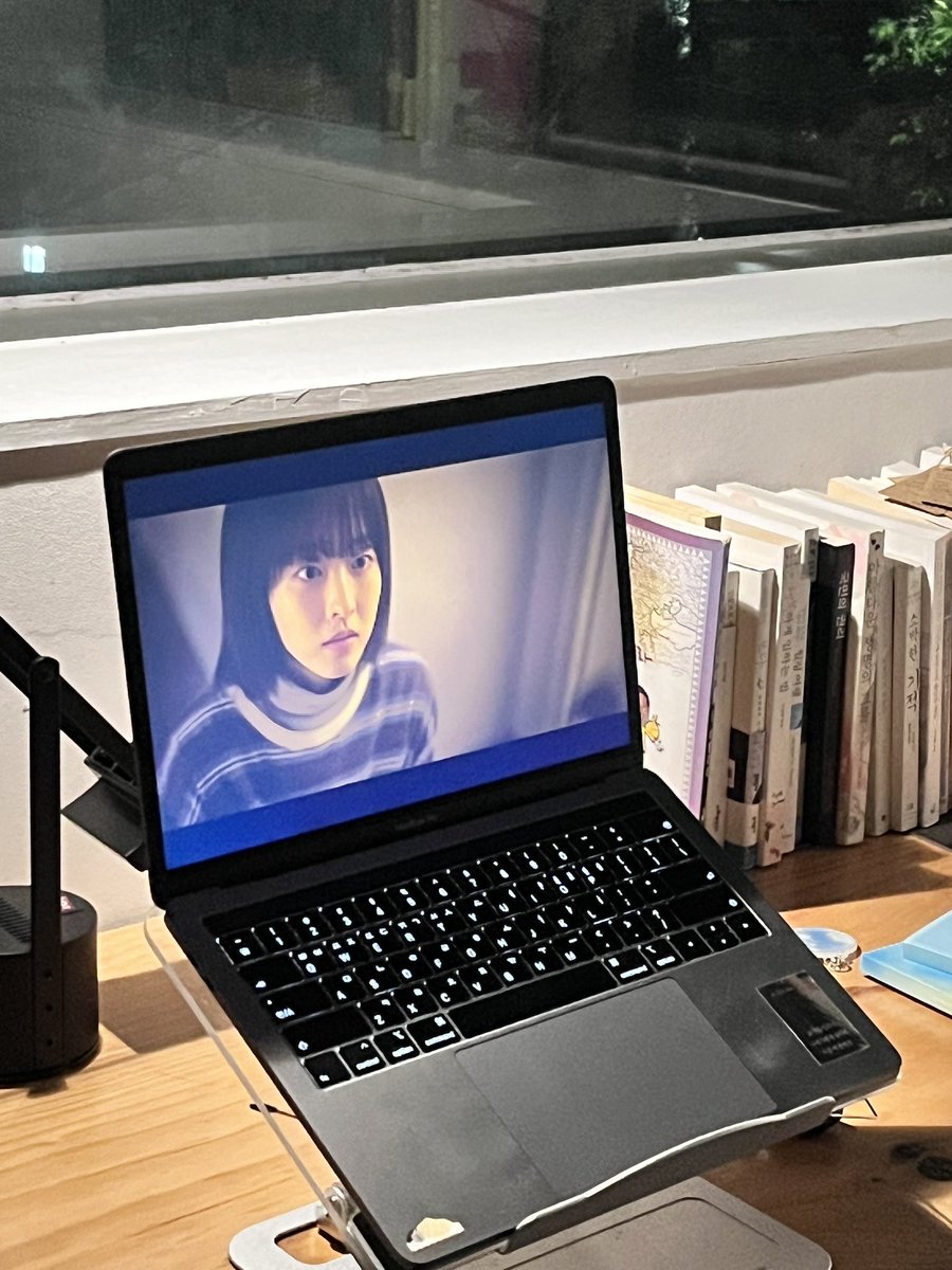 sentence_scenes's tweet image. 도서전 포상휴가 다녀온 브이로그...🍀
책 말고 좀 쉬고 싶다면서 파주 출판단지 옆에서 쉬는 사람, 책 7권 채워 챙겨간 사람의 1박2일.
youtu.be/QexFB_dXCys?si…