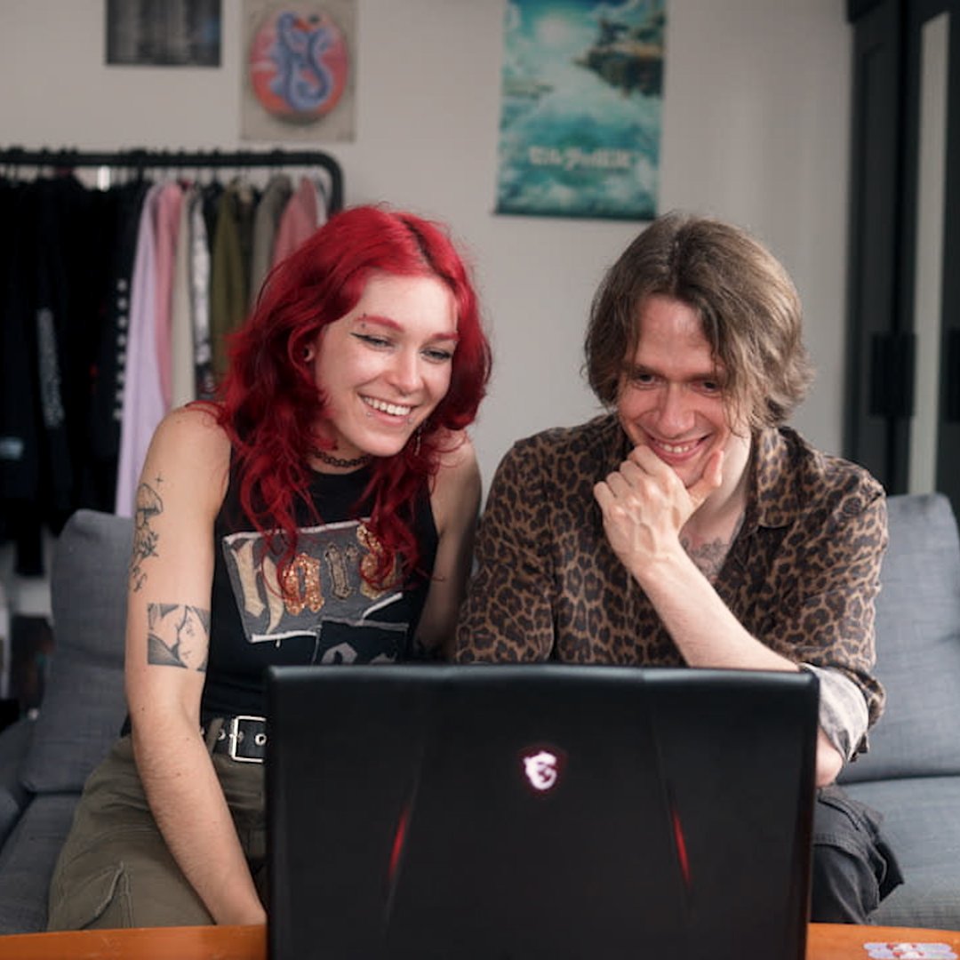 Reacting to our first porn ♥