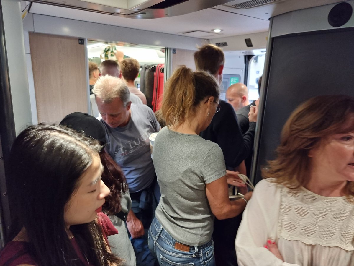 We need people to travel by #TRAIN (for our climate survival). It really needs NOT to be like this <a href="/GWRHelp/">GWR</a>. I am squeezed into the bike rack, others dtrugglong even to get onto the train. How can you charge 10s of £ for this?? #trains #ClimateCrisis #transport