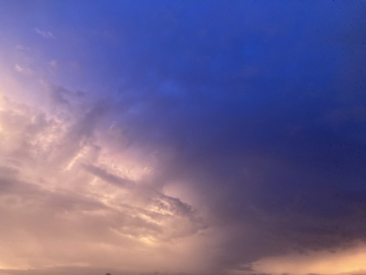 taktic_games's tweet image. 台風っぽい夕暮れ