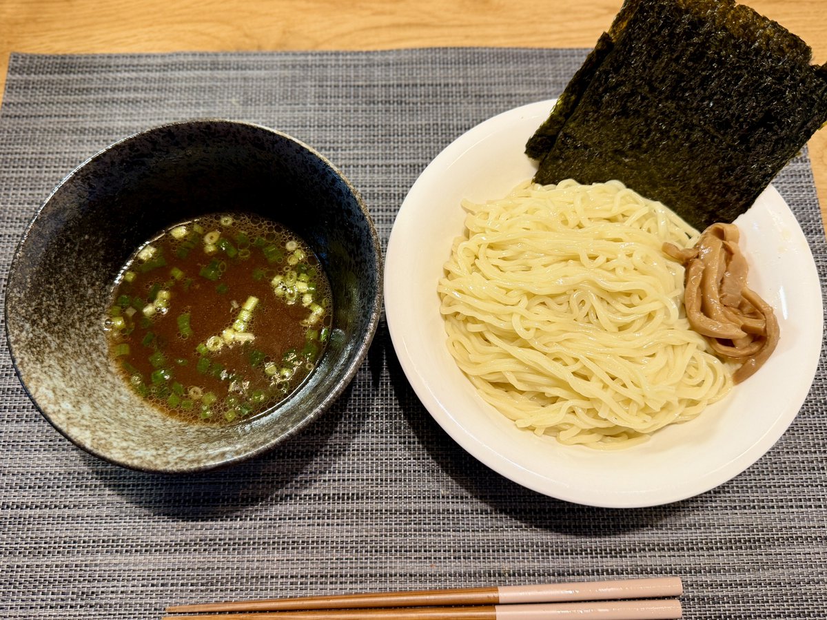 aochins8's tweet image. セブンのとみ田冷凍つけ麺もいいけど、個人的に一番推してるのはキンレイのこのシリーズ。なんせ安い。先日はイオンで税込170円から50ポイントバックで実質120円…!
それでいて新作の魚介醤油は300gの中太麺がふわふわで、つけ汁は甘酸っぱいノスタルジックな味でめちゃくちゃうまかった!最高だ!!