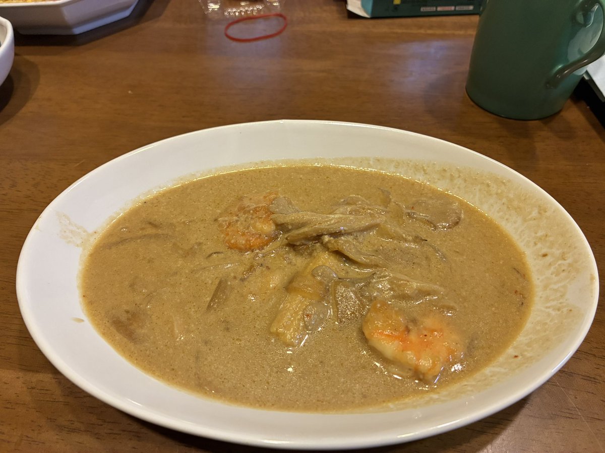 トムヤムクンのつもりなんだけど...
なんか違う...
パクチーをトッピングしなかったからなのか？
トムヤムクンというよりタイカレーに見える