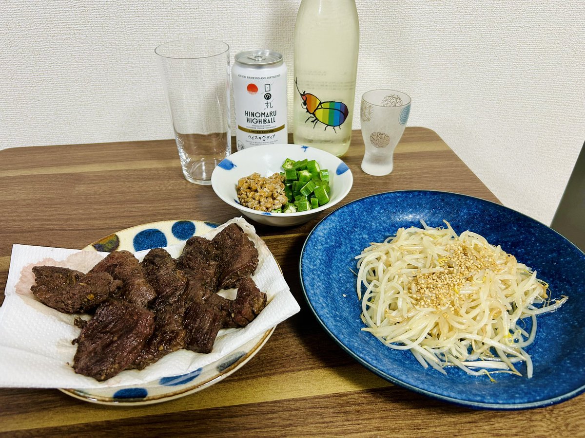 tsukubane501's tweet image. 旅が無事終了しました！(*ﾟ▽ﾟ)ﾉｶﾝﾊﾟｰｲ✨
日の丸ハイボール、日本酒は夏休み満喫したので 「仙禽 かぶとむし あなたの少年時代は、いつでしたか。」を飲みます🍶
おつまみはガーリックステーキ、モヤシナムル、オクラ納豆