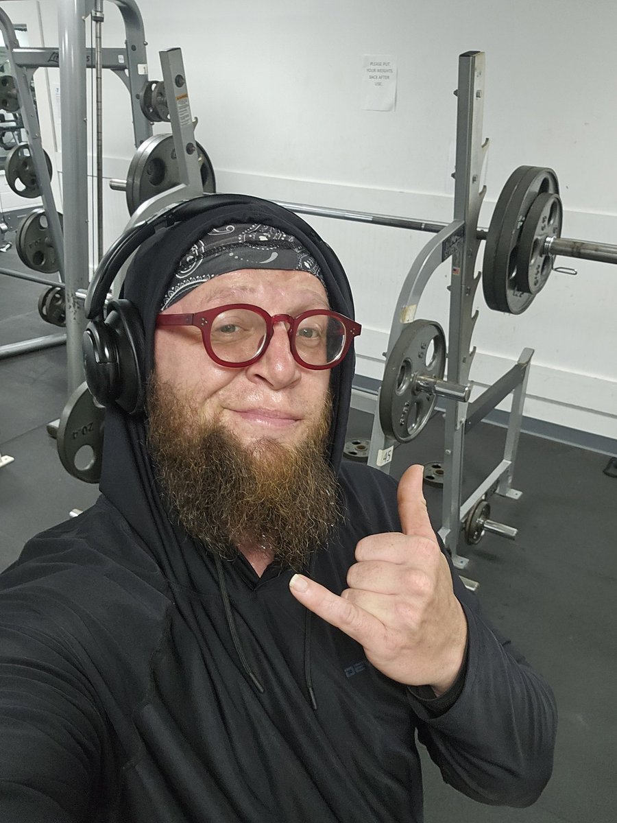 275 for a solid top set 
Wanna get my 1 rep max up to about 3 and a quarter plates, feel like thats where I gotta be for a good 1000 lb club push 
Said I wanted to do it by the end of the summer, gonna be cutting it close
Rise and grind
Lets get this work🔥🦵🔥