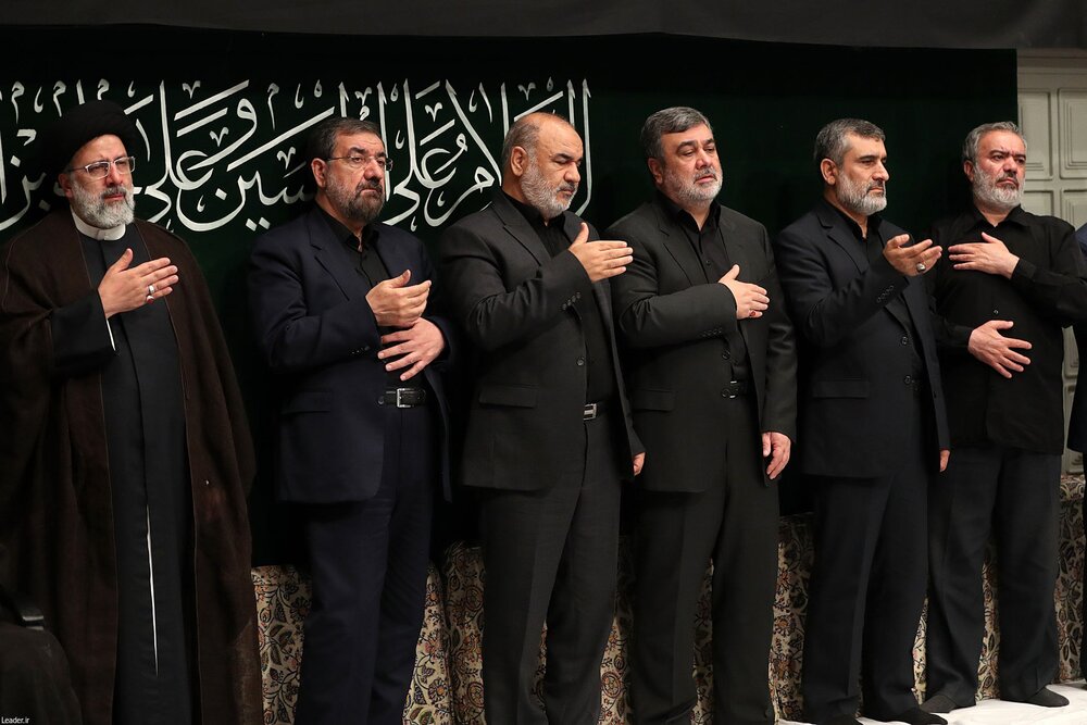 ZagrosBano26459's tweet image. هر سال «حاجیزاده» با ما سینه میزد
گریان و صاف و ساده با ما سینه میزد
#حب_الحسین_یجمعنا
#ملت_حسینی