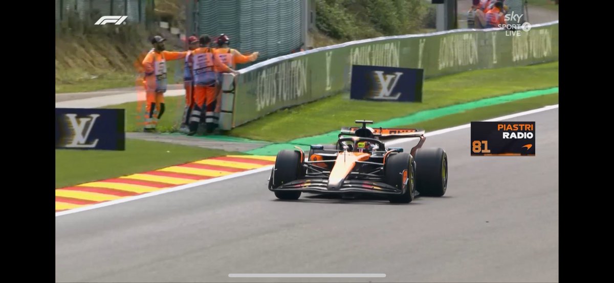 piastrezz's tweet image. Oscar Piastri queda SEGUNDO en la sprint
Gana Verstappen, y Norris tercero
Oscar extiende su liderato por 1 punto
Inteligentes los McLaren, no merece la pena arriesgar un DNF por 8 puntos cuando hay qualy en 4 horas
Está bien, ahora hay que hacerlo bien en qualy 🙏