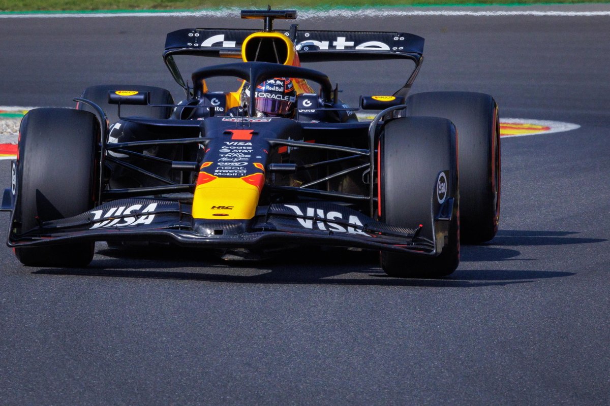 Radio1Rai's tweet image. 🔵#F1 Verstappen ha vinto la gara sprint del #BelgianGP di Formula 1. L'olandese, partito dalla prima fila, ha preceduto il poleman, Piastri, e l'altra McLaren di Norris. Quarta la Ferrari di Leclerc.
Alle 16 le qualifiche: qui la radiocronaca raiplaysound.it/radio1