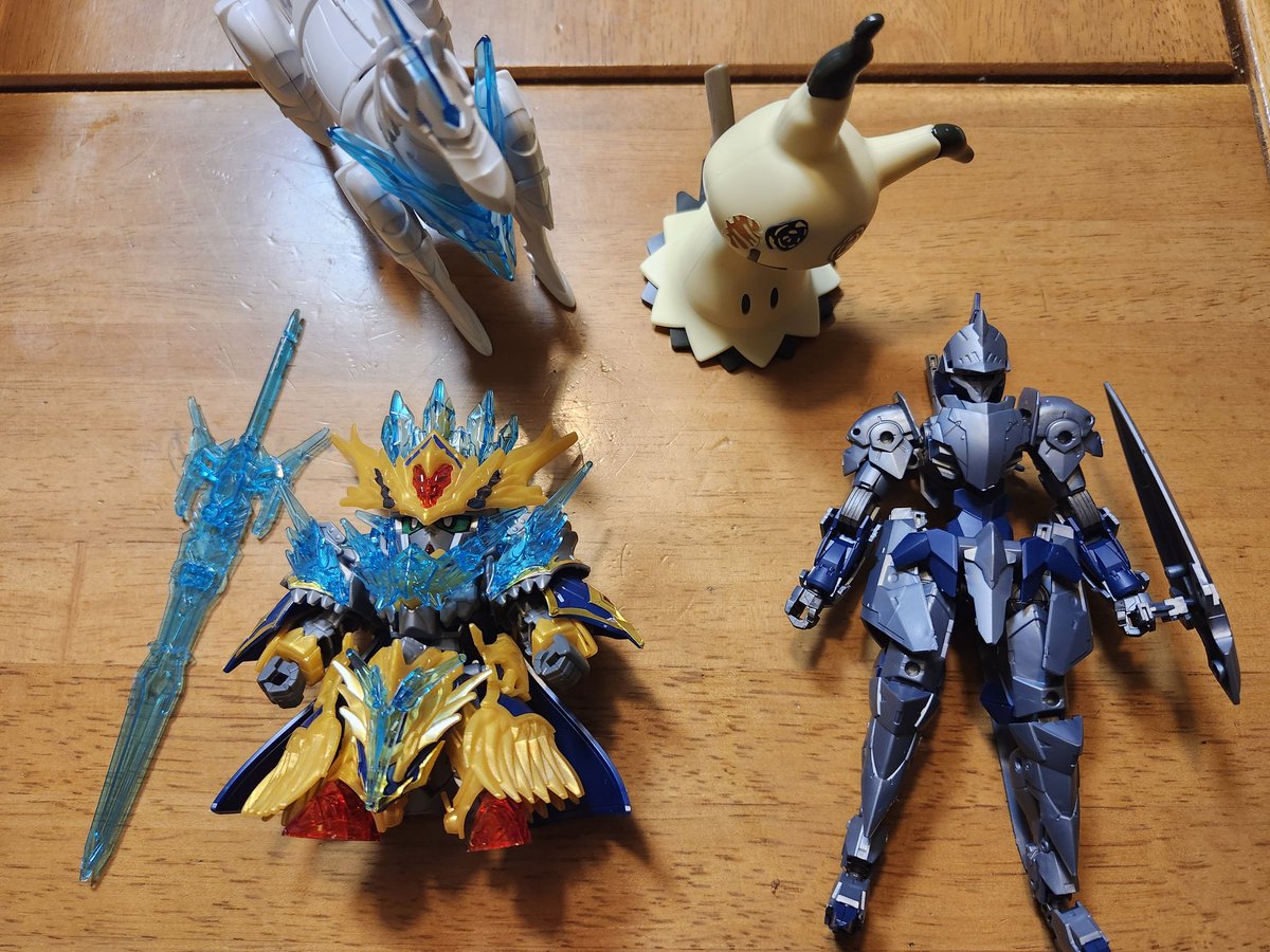 tukune100eyes's tweet image. 本日の姪(6歳)の制作物
シールだけは難しかったのでうちが貼って腕力的にはめれないパーツもうちがはめました
家に持って帰りたかったみたいですが生まれたばかりの一歳にみたない弟がいるので断念
…積みプラをついでに消化させた訳じゃないですよー(棒)
甥はそばで30MMミキシンして遊んでました