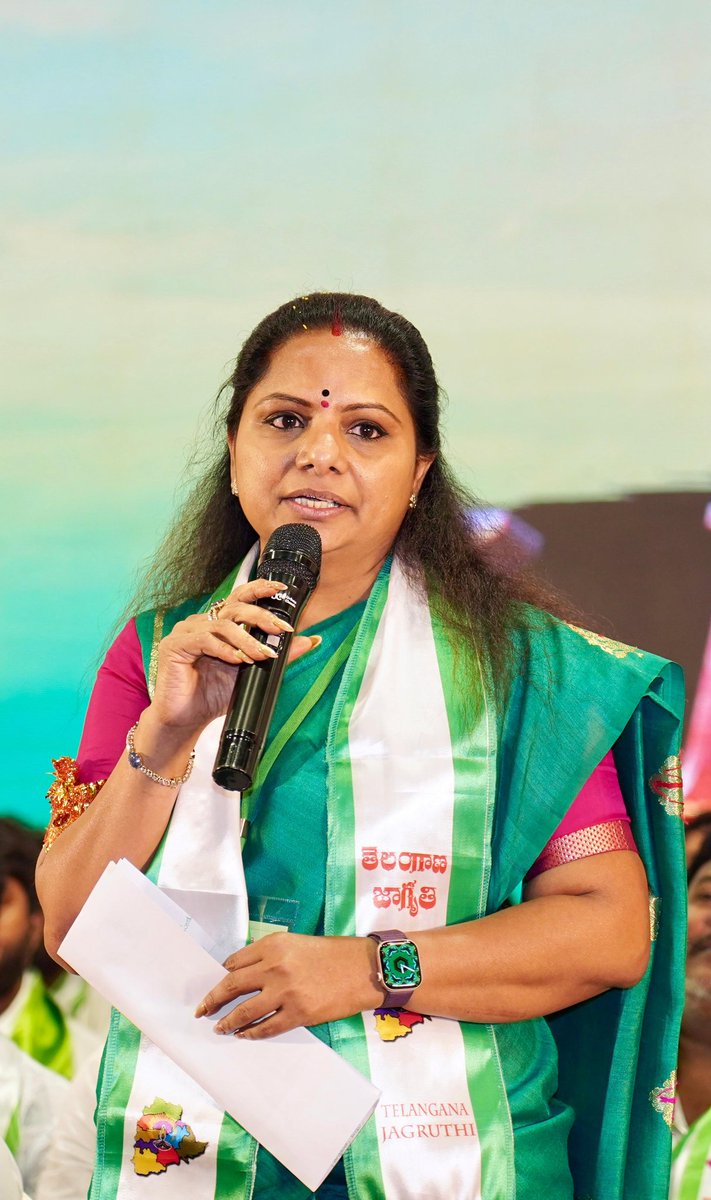 OfficeOfKavitha's tweet image. తెలంగాణ జాగృతి సంస్థ తెలంగాణలో చురుకైన నాయకత్వాన్ని తీర్చిదిద్దుతుందని, తెలంగాణలో కొత్త నాయకత్వాన్ని పెంపొందించాలనుకుంటున్నామని జాగృతి అధ్యక్షురాలు, బీఆర్ఎస్ ఎమ్మెల్సీ కల్వకుంట్ల కవిత స్పష్టం చేశారు.
తెలంగాణ జాగృతి ఆధ్వర్యంలో హైదరాబాద్ లో “లీడర్” పేరిట నిర్వహించిన రాజకీయ శిక్షణ…